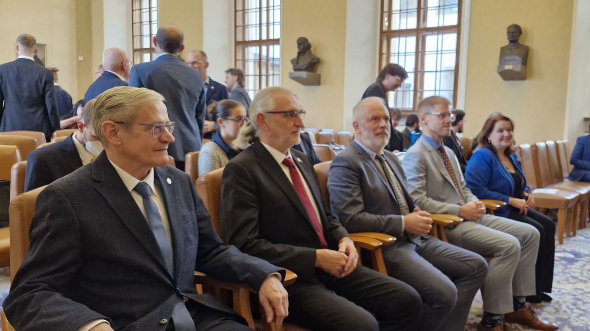 Univerzita Karlova zvolila nového rektora. Chemik Zima porazil obhajující Králíčkovou